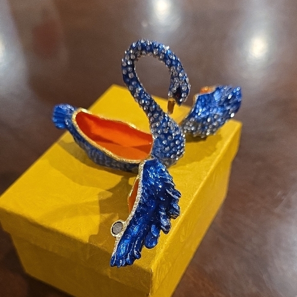 (J20)  Blue and Gold Swan Figurine ( Jewlery Holder) - Picture 5 of 6